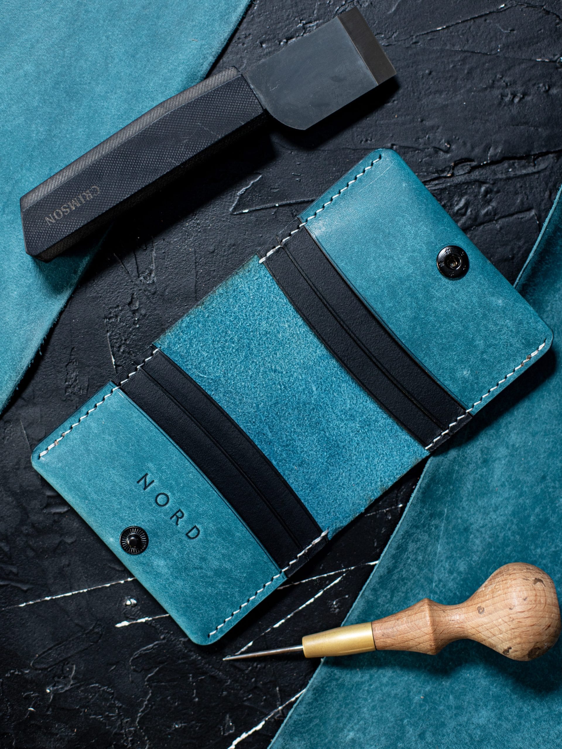 portofel minimalist Ocean piele naturală handmade Nordshop accesoriu pentru acte și carduri