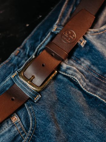 Curea bărbătească NORD din piele naturală full-grain, nuanța coniac, cu cataramă solidă din alamă.