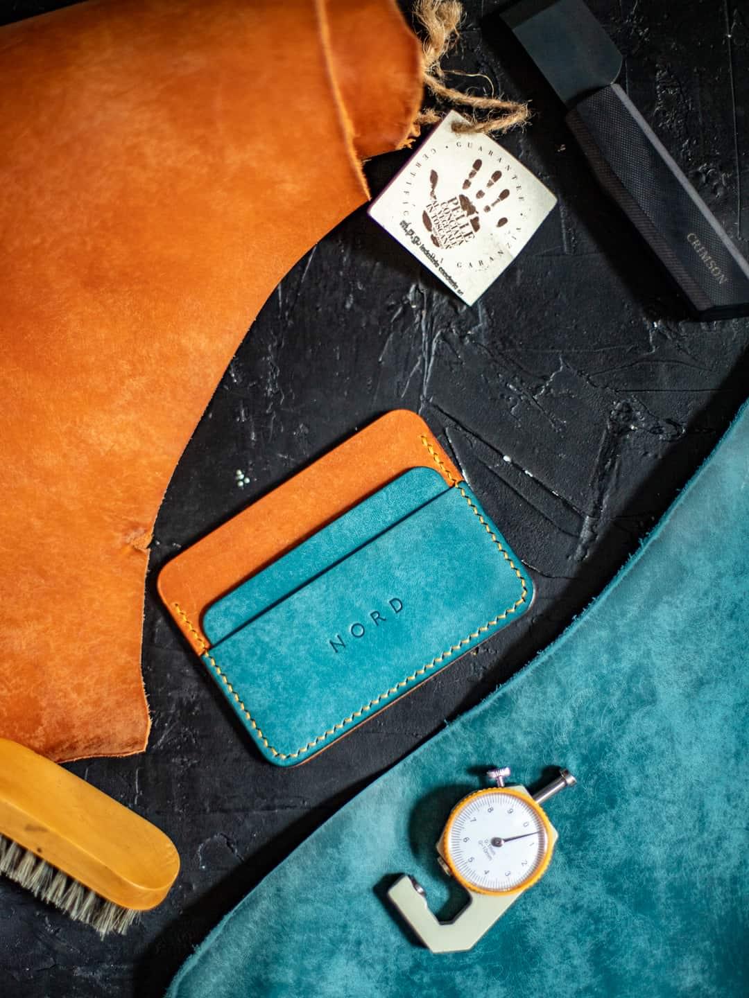 ALT: Portofel minimalist din piele naturală Whiskey Oceano N1 – Nord Leather Goods