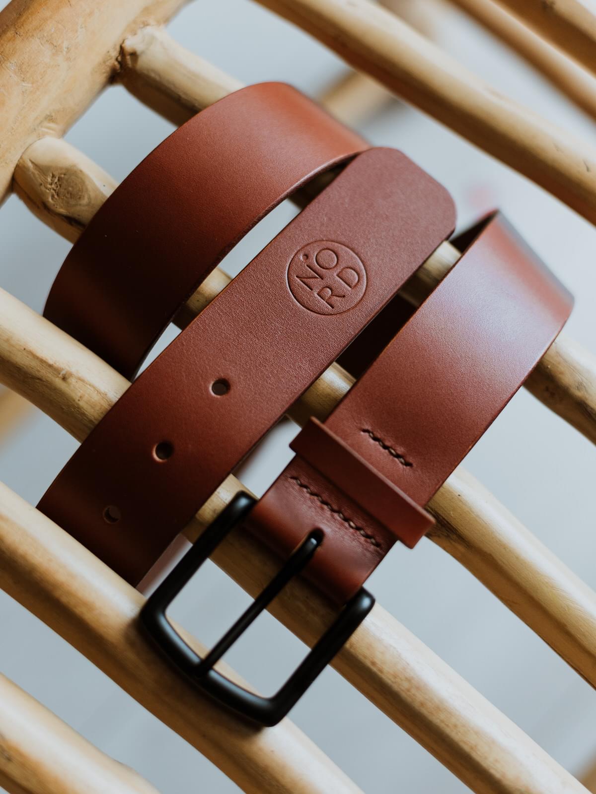 curea maro barbati din piele naturală cu cataramă din alama vopsită negru handmade Nord Leather