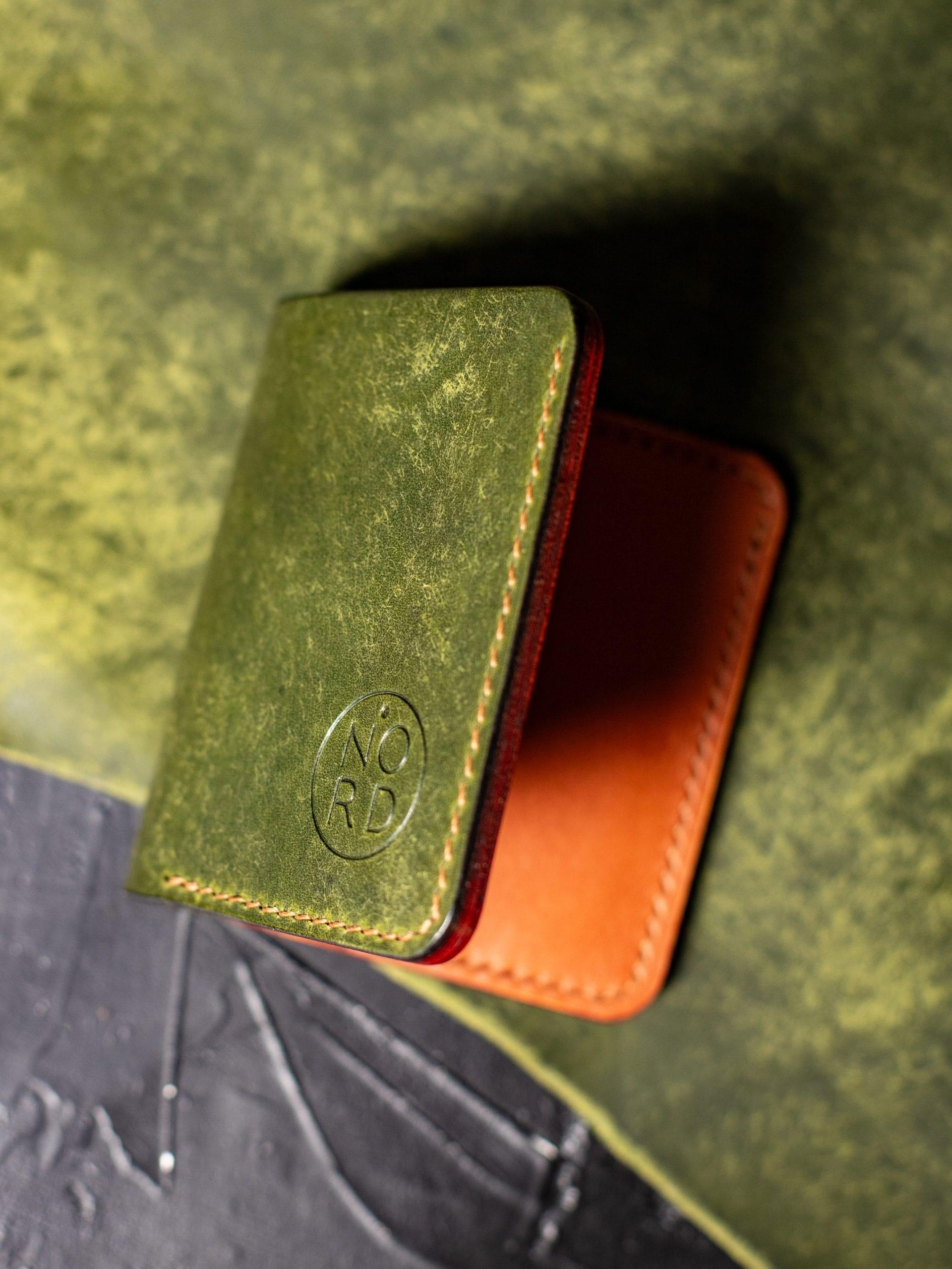 Portofel handmade bifold din piele naturală Dark Green – Brown