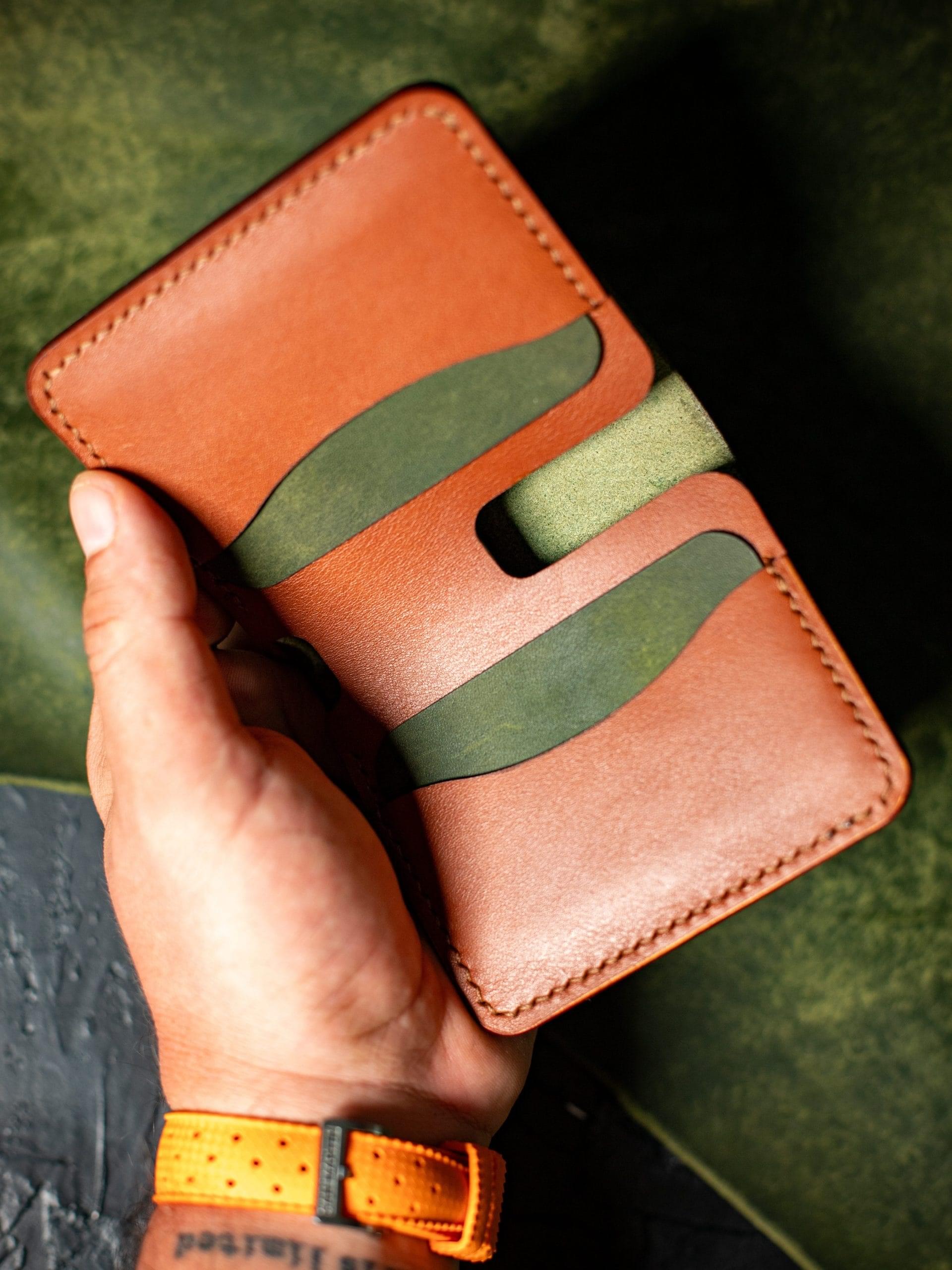 detaliu cusături portofel dark green piele tăbăcită vegetal Nordshop close-up